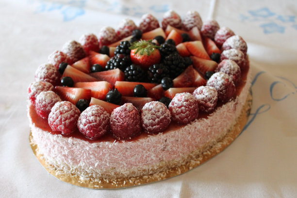 桌上有覆盆子蛋糕图片下载