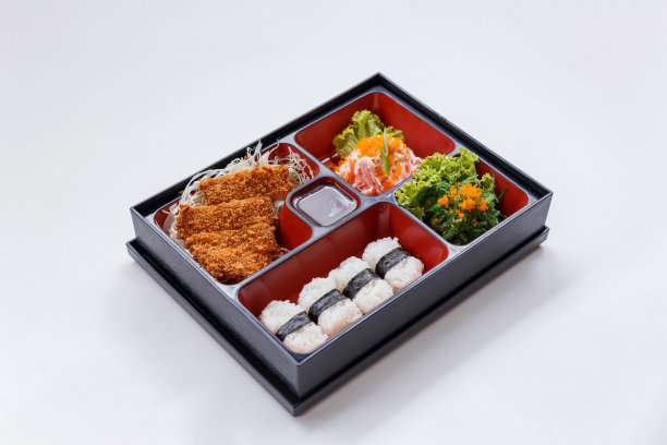 猪排便当配海草沙拉，还有Ebiko和Kani沙拉。图片下载