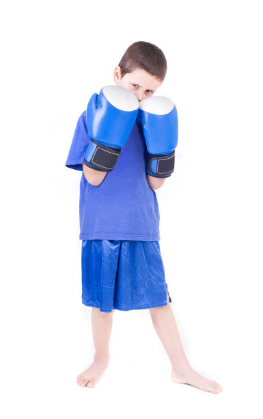 踢拳击的孩子。图片下载