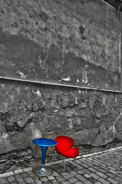 红椅子蓝桌子图片下载