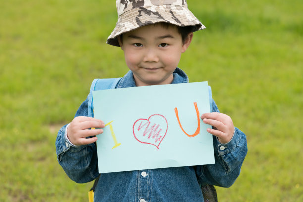 快乐的中国男孩，表达“爱”图片下载