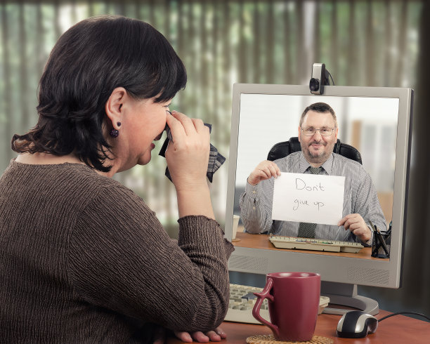 哭泣的女人拜访远程医疗心理治疗师图片下载