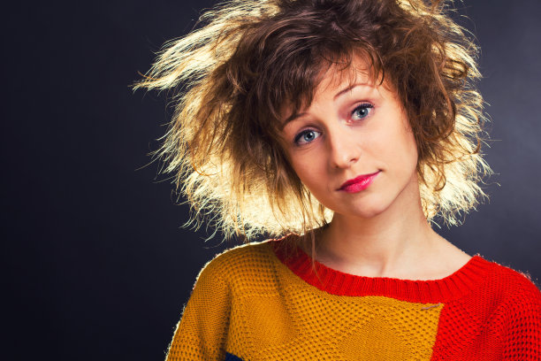 疯狂头发的女孩图片下载