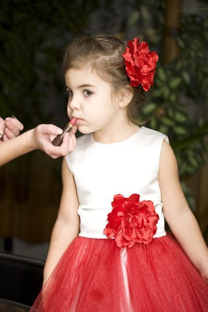 化妆的小女孩图片下载