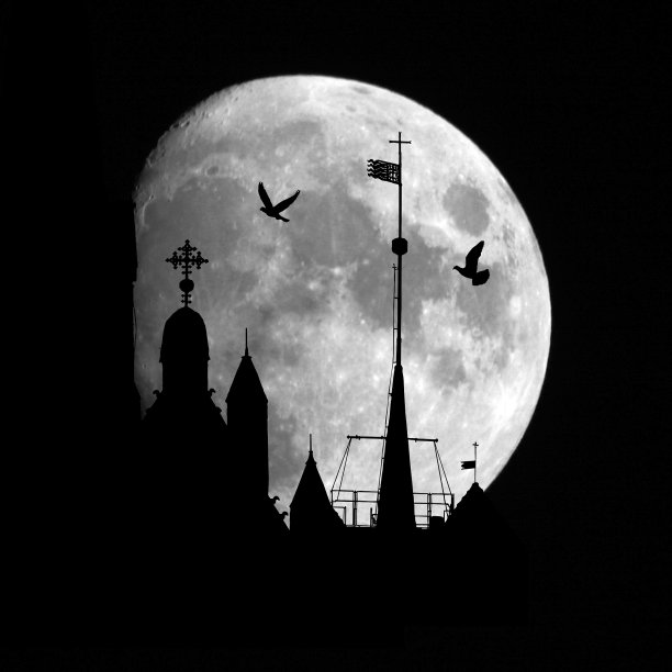 月亮背景上的城堡塔楼图片下载