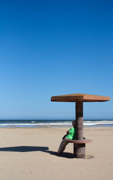 孤独的奶奶在海滩上图片下载