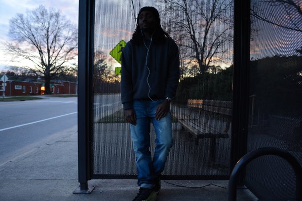 在车站等车的是一个运动员的剪影——全身都是图片下载