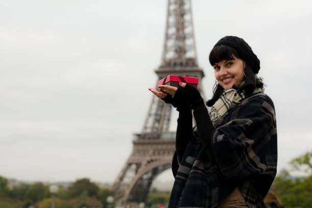 年轻的白人女人拿着一个礼物盒图片下载