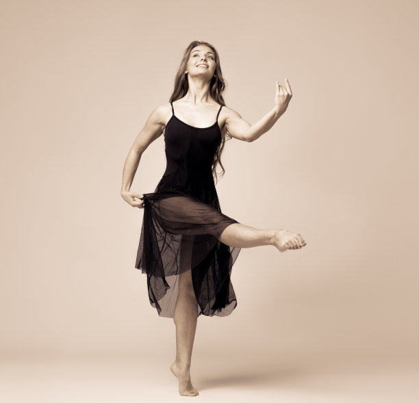 芭蕾舞女演员黑色连衣裙。影棚拍摄。图片下载