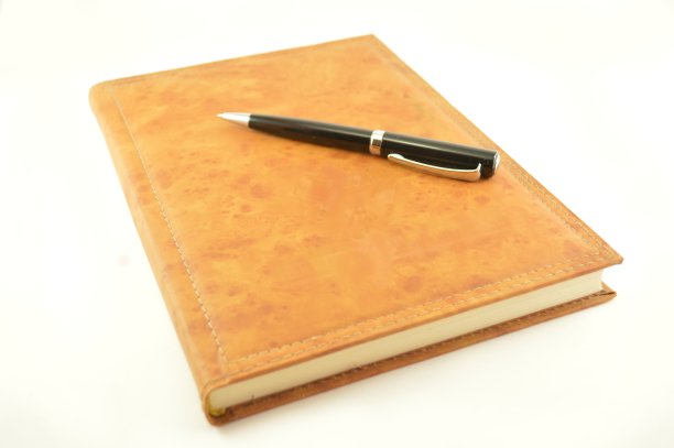 带皮面和钢笔的笔记本图片下载
