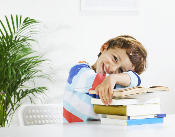 在家里学习的男生。图片下载