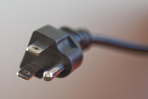 一个黑色接地插头的特写图片下载