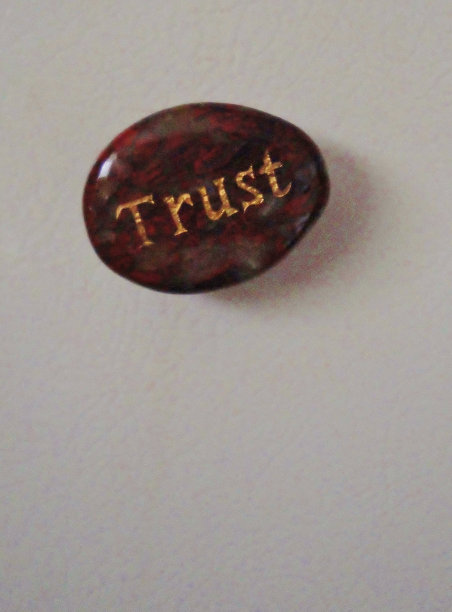 白色冰箱上写着“信任”的磁铁图片下载