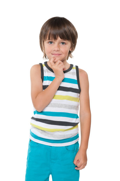 好奇又聪明的小男孩图片下载