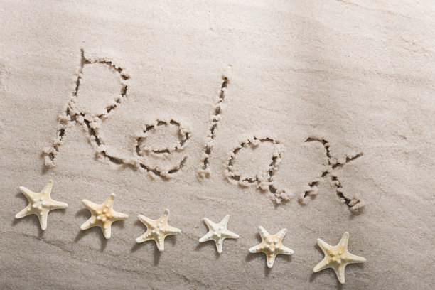 放松的文字写在沙滩上图片下载