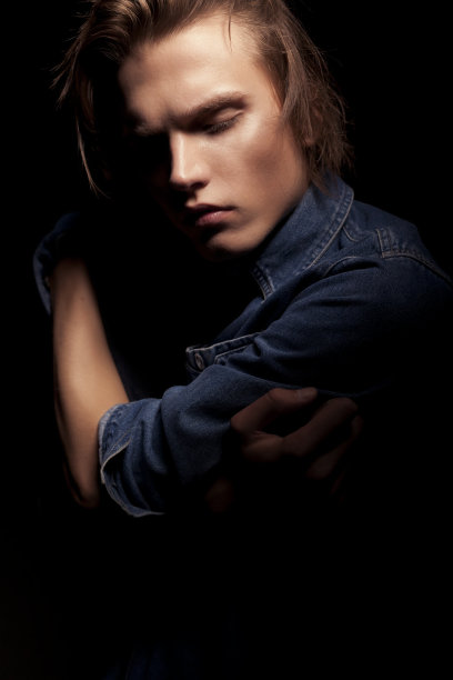 年轻英俊的男人向下看图片下载