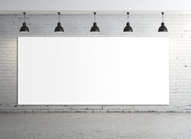 工厂墙上的白板被五盏灯照亮图片下载