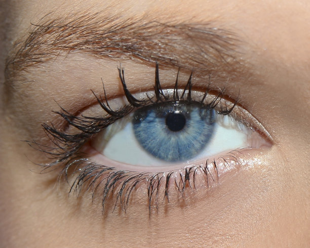 蓝色眼睛的女性图片下载