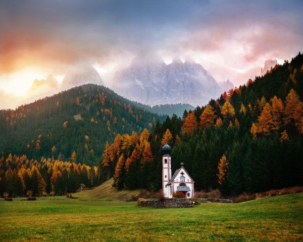 意大利南蒂罗尔美丽的圣乔凡尼教堂，背景是多洛米特人。图片下载