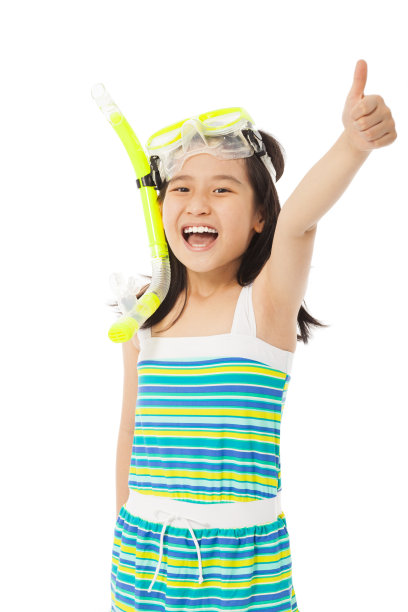 快乐的小女孩穿着泳衣，竖起大拇指图片下载