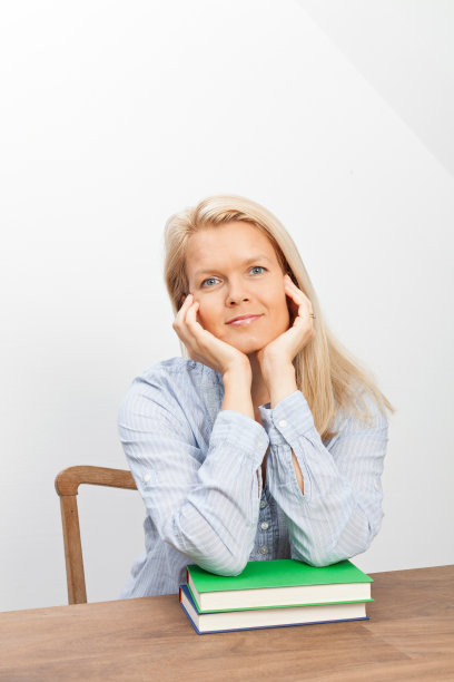 金发女人和两本书图片下载