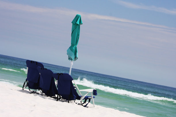 沙滩椅和雨伞图片下载