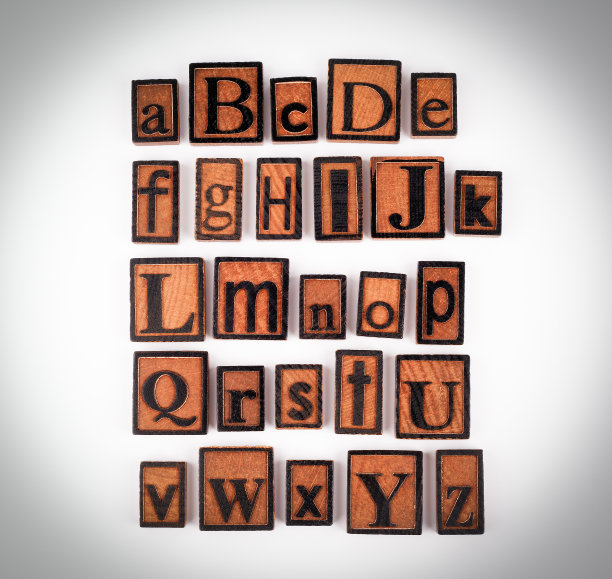 白色背景上的木制字母图片下载