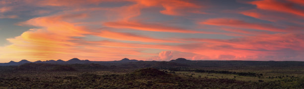 日落时分的纳米比亚大草原全景图片下载