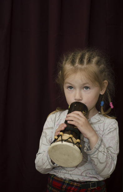 女孩和鼓图片下载