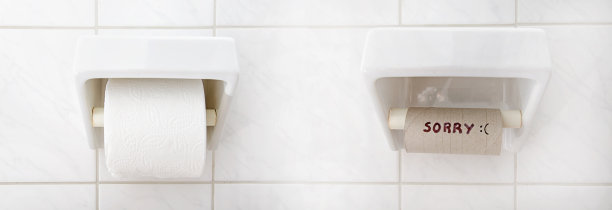 厕所里的一卷厕纸。完整的和空。图片下载