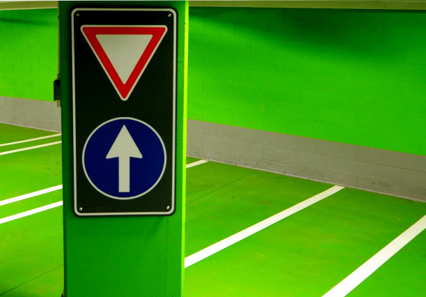 街上的指示牌上有一个绿色的停车场图片下载