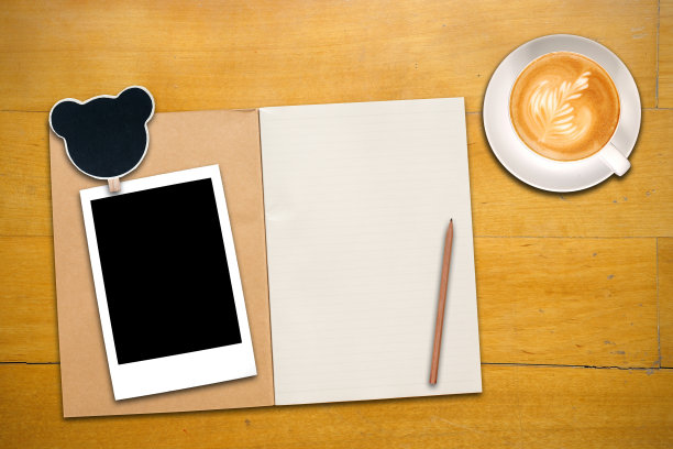 打开带有铅笔、照片和咖啡的复古素描簿或笔记本图片下载