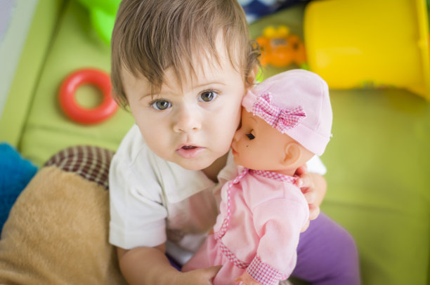 小女孩在玩玩具图片下载