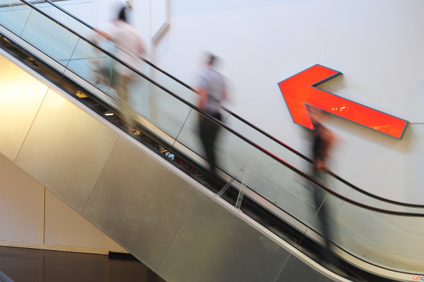 自动扶梯上的人图片下载