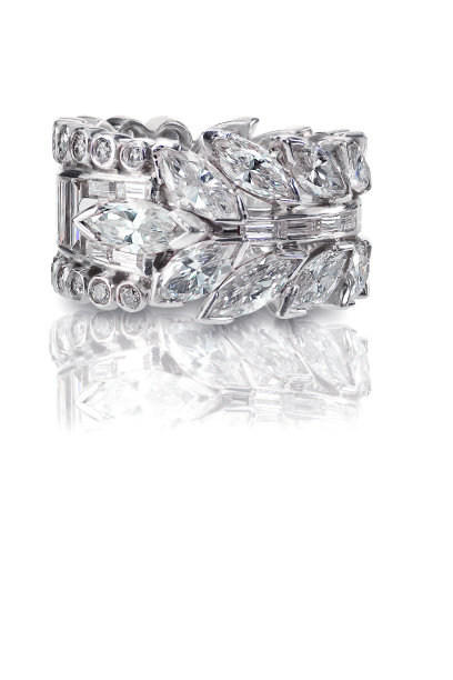 美丽的钻石结婚订婚戒指戒指solitaire与mul图片下载