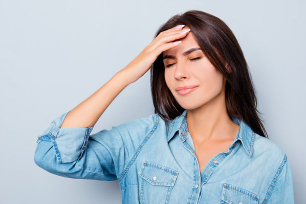 这是一位患有强烈头痛的年轻女子的肖像图片下载