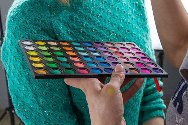 手里拿着调色板图片下载