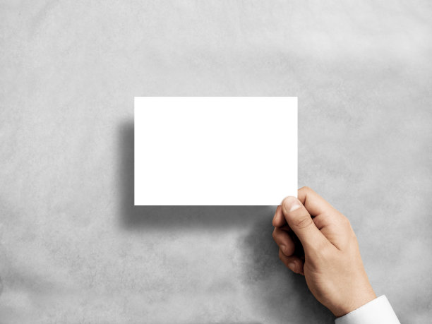 手里拿着空白的白色明信片传单。图片下载