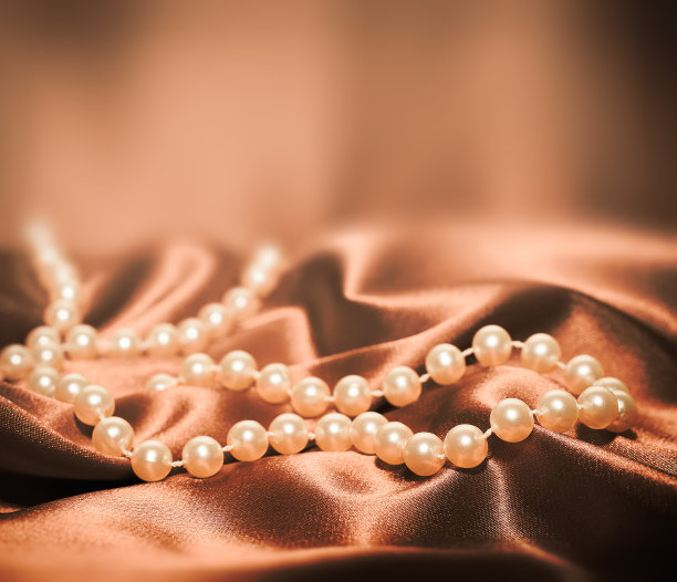 丝织品背景上的珍珠图片下载