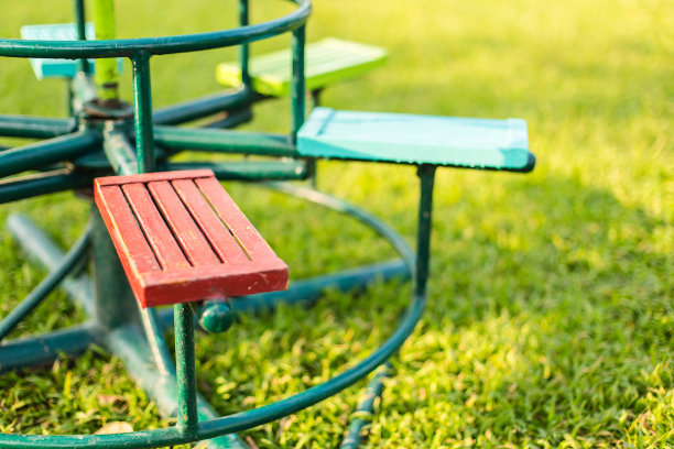 孩子们旋转木马。图片下载