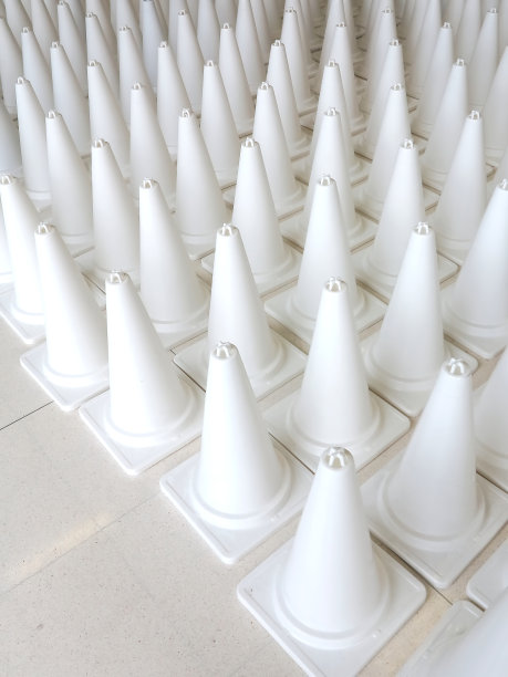 白色路面上的交通锥图片下载