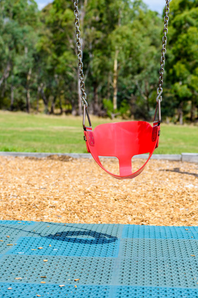 公园操场上的空链条秋千图片下载