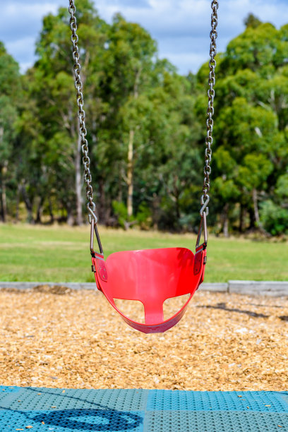 公园操场上的空链条秋千图片下载