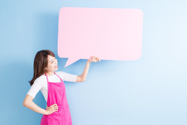 家庭主妇拿着演讲泡泡广告牌图片下载
