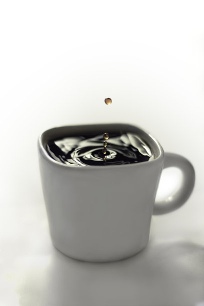 咖啡中的水滴图片下载