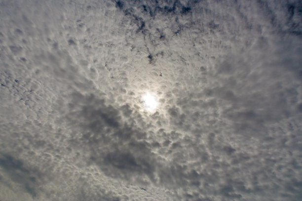 云像白色的洞或天空的风暴图片下载