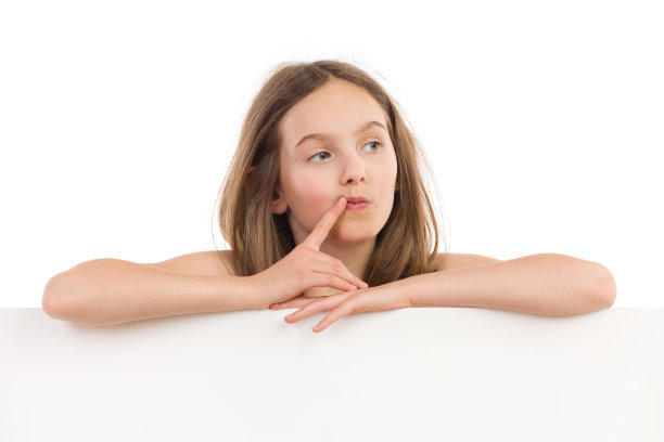 在海报后面思考的女孩图片下载