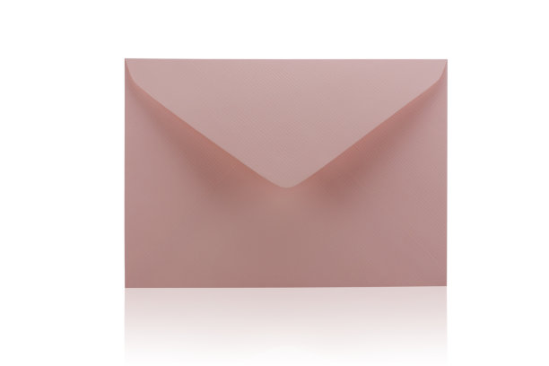 白色背景上的粉红色信封图片下载