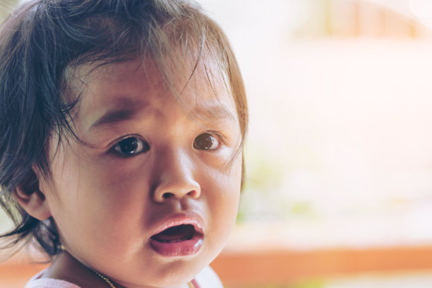 哭泣的小女孩图片下载