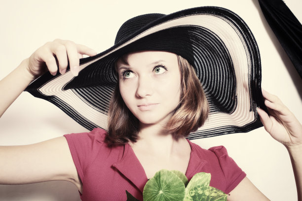 年轻女孩在夏天帽子特写图片下载